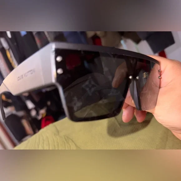 LOUIS VUITTON WAIMEA L SUNGLASSES- BRAND NEW NEVER WORN - Picture 3 of 4